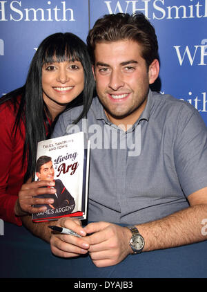 Milton Keynes, Royaume-Uni. Apr 11, 2014. James 'Arg' d'argent à WH Smiths Milton Keynes pour signer des exemplaires de son autobiographie 'vivant' Arg Il. Milton Keynes, Buckinghamshire, le 11 avril 2014 Credit : KEITH MAYHEW/Alamy Live News Banque D'Images