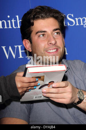 Milton Keynes, Royaume-Uni. Apr 11, 2014. James 'Arg' d'argent à WH Smiths Milton Keynes pour signer des exemplaires de son autobiographie 'vivant' Arg Il. Milton Keynes, Buckinghamshire, le 11 avril 2014 Credit : KEITH MAYHEW/Alamy Live News Banque D'Images