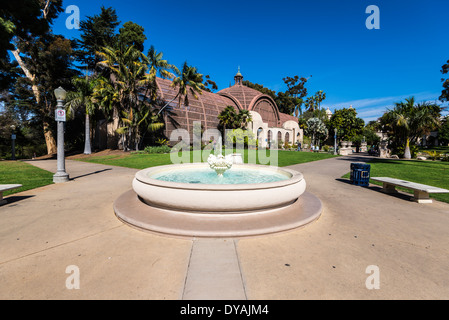 Fontaine avec le Jardin Botanique bâtiment en arrière-plan. Balboa Park, San Diego, California, United States. Banque D'Images