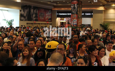 Las Vegas, Nevada, USA. Apr 11, 2014. Des milliers de fans de boxe déposée dans le MGM Grand Garden Arena de Las Vegas, Nevada le 11 avril 2014 pour la pesée officielle de Manny Pacquiao et Timothy Bradley Jr. deux combattants pesait 145 livres et il bataille pour le championnat du monde WBO super-légers le 12 avril. Credit : Craig Durling/ZUMAPRESS.com/Alamy Live News Banque D'Images