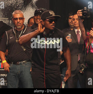 Las Vegas, Nevada, USA. Apr 11, 2014. Des milliers de fans de boxe déposée dans le MGM Grand Garden Arena de Las Vegas, Nevada le 11 avril 2014 pour la pesée officielle de Manny Pacquiao et Timothy Bradley Jr. deux combattants pesait 145 livres et il bataille pour le championnat du monde WBO super-légers le 12 avril. Credit : Craig Durling/ZUMAPRESS.com/Alamy Live News Banque D'Images