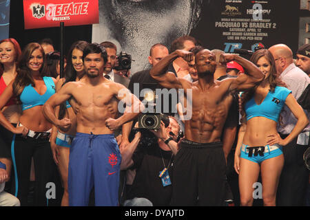 Las Vegas, Nevada, USA. Apr 11, 2014. Des milliers de fans de boxe déposée dans le MGM Grand Garden Arena de Las Vegas, Nevada le 11 avril 2014 pour la pesée officielle de Manny Pacquiao et Timothy Bradley Jr. deux combattants pesait 145 livres et il bataille pour le championnat du monde WBO super-légers le 12 avril. Credit : Craig Durling/ZUMAPRESS.com/Alamy Live News Banque D'Images