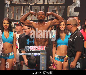 Las Vegas, Nevada, USA. Apr 11, 2014. Des milliers de fans de boxe déposée dans le MGM Grand Garden Arena de Las Vegas, Nevada le 11 avril 2014 pour la pesée officielle de Manny Pacquiao et Timothy Bradley Jr. deux combattants pesait 145 livres et il bataille pour le championnat du monde WBO super-légers le 12 avril. Credit : Craig Durling/ZUMAPRESS.com/Alamy Live News Banque D'Images