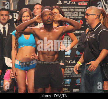 Las Vegas, Nevada, USA. Apr 11, 2014. Des milliers de fans de boxe déposée dans le MGM Grand Garden Arena de Las Vegas, Nevada le 11 avril 2014 pour la pesée officielle de Manny Pacquiao et Timothy Bradley Jr. deux combattants pesait 145 livres et il bataille pour le championnat du monde WBO super-légers le 12 avril. Credit : Craig Durling/ZUMAPRESS.com/Alamy Live News Banque D'Images