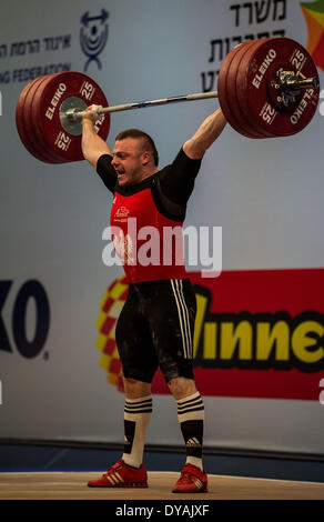 Tel Aviv, Israël. Apr 11, 2014. Adrian Zielinski de Pologne fait concurrence au cours de la Men's 94kg Finale du Championnat d'Europe d'haltérophilie à Tel Aviv, Israël, le 11 avril 2014. Adrian Zielinski a pris 1er dans snatch, 2e en clean & jerk et 1er au total avec 180kg, 210kg et 390kg respectivement. © Li Rui/Xinhua/Alamy Live News Banque D'Images