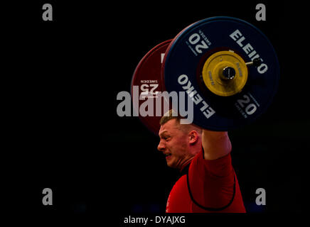 Tel Aviv, Israël. Apr 11, 2014. Tomasz Zielinski de Pologne fait concurrence au cours de la Men's 94kg Finale du Championnat d'Europe d'haltérophilie à Tel Aviv, Israël, le 11 avril 2014. Tomasz Zielinski a pris 4ème dans snatch, 1er de Clean & jerk et 2e au total avec 170kg, 210kg et 380 kg respectivement. © Li Rui/Xinhua/Alamy Live News Banque D'Images