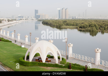 Une passerelle et le long du parc Al Salam street, et de la mangrove avec la ville d'Abu Dhabi dans l'arrière-plan. Banque D'Images