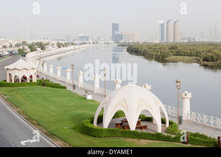 Une passerelle et le long du parc Al Salam street, et de la mangrove avec la ville d'Abu Dhabi dans l'arrière-plan. Banque D'Images