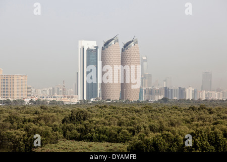 Al Bahar Tower et la ville d'Abu Dhabi se dressent au-dessus de la mangrove, du point de vue de l'Al Salam Street à Abu Dhabi. Banque D'Images