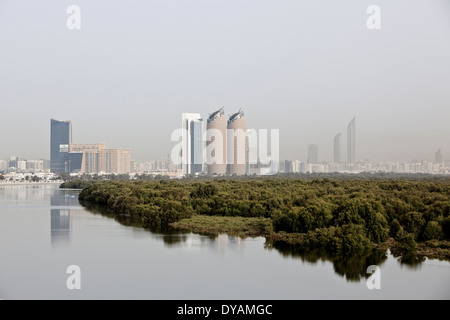 Al Bahar Tower et la ville d'Abu Dhabi se dressent au-dessus de la mangrove, du point de vue de l'Al Salam Street à Abu Dhabi. Banque D'Images