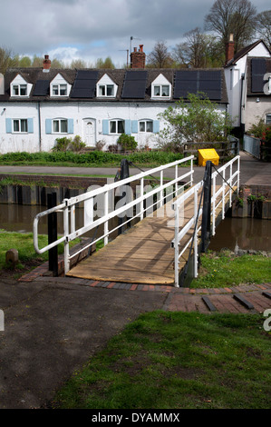 Canal de Droitwich pont tournant de vignes Parc, Droitwich Spa, Worcestershire, Angleterre, RU Banque D'Images