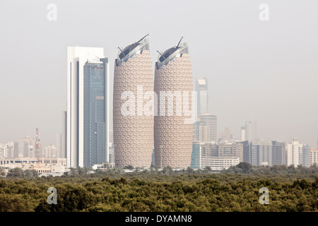 Al Bahar Tower et la ville d'Abu Dhabi se dressent au-dessus de la mangrove, du point de vue de l'Al Salam Street à Abu Dhabi. Banque D'Images