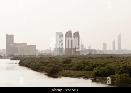 Al Bahar Tower et la ville d'Abu Dhabi se dressent au-dessus de la mangrove, du point de vue de l'Al Salam Street à Abu Dhabi. Banque D'Images