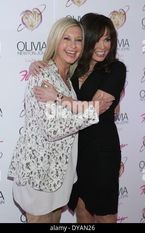 Las Vegas, NV, USA. Apr 11, 2014. Olivia Newton-John, Marie Osmond aux arrivées à leur ouverture officielle d'Olivia Newton John's les nuits d'été, Flamingo Las Vegas Hotel and Casino, Las Vegas, NV le 11 avril 2014. Credit : James Atoa/Everett Collection/Alamy Live News Banque D'Images