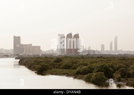 Al Bahar Tower et la ville d'Abu Dhabi se dressent au-dessus de la mangrove, du point de vue de l'Al Salam Street à Abu Dhabi. Banque D'Images