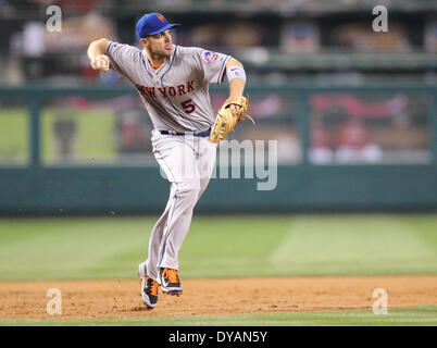 Anaheim, CA, c.-à-d. USA. Apr 11, 2014. 11 avril 2014 : Mets de New York et Los Angeles Anaheim Angels, Angel Stadium d'Anaheim, CA. David Wright # 5 va pour le double jeu. Credit : csm/Alamy Live News Banque D'Images