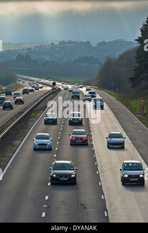 Une longue autoroute britannique, tourné vers la lumière. Banque D'Images