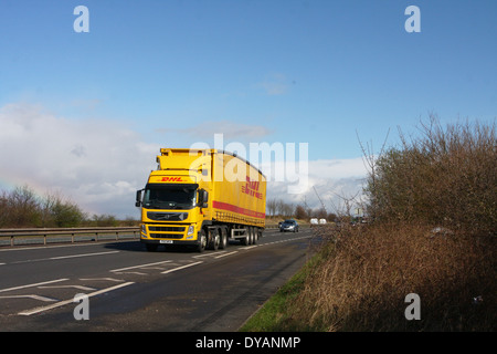 DHL un chariot qui se déplace le long de l'A46 à deux voies dans le Leicestershire, Angleterre Banque D'Images