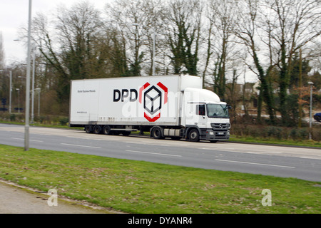 Un camion de la DPD se déplaçant le long de la route A23 à Coulsdon, Surrey, Angleterre Banque D'Images