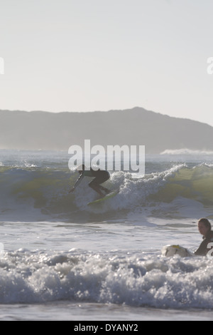 Manèges Surfer une vague dans la mer au large d'Essaouira, Maroc, graduellement des progrès à partir du haut de la vague, plus à l'intérieur de l'entonnoir Banque D'Images