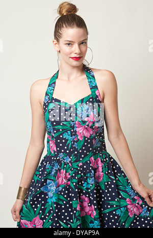 Femme avec bun hairstyle,Caucasian woman, femme model posing in studio contre fond gris clair Banque D'Images