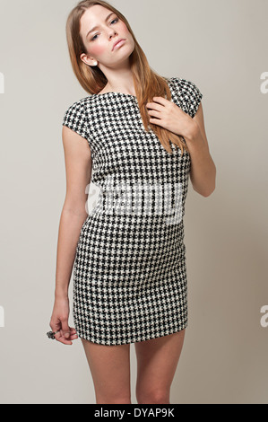 De longs cheveux blonds,femme Caucasian woman, femme model posing in studio contre fond gris clair, un concept de mode vintage Banque D'Images