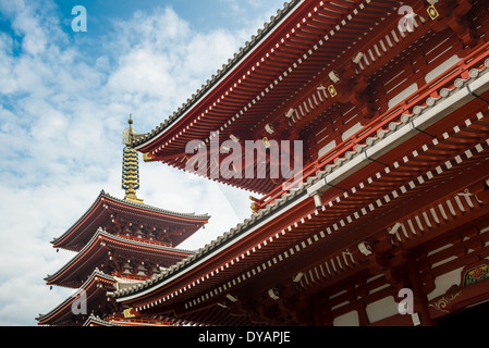 Détail du toit et pagode de Senso-ji temple bouddhiste dans le quartier d'Asakusa de Tokyo Banque D'Images
