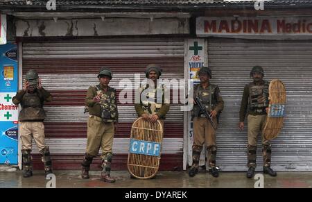 Srinagar, au Cachemire sous contrôle indien. Apr 12, 2014. Soldats paramilitaires indiennes montent la garde dans un marché fermé pendant une grève à Srinagar, la capitale d'été du Cachemire sous contrôle indien, le 12 avril 2014. Appel à la grève par alliance séparatiste a frappé samedi la vie normale dans les zones à majorité musulmane du Cachemire sous contrôle indien y compris la région de la capitale d'été, à Srinagar. © Javed Dar/Xinhua/Alamy Live News Banque D'Images