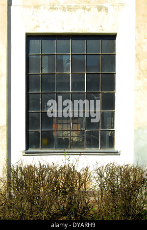 Fragment de l'ancien bâtiment avec fenêtre Banque D'Images