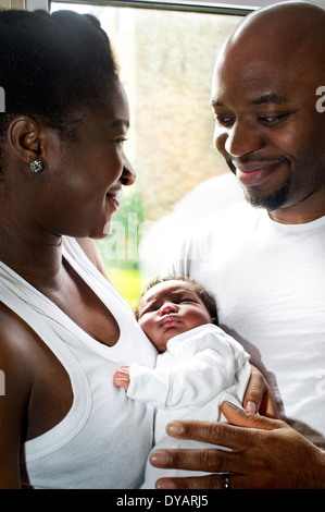 Jeune noir famille nigériane avec un bébé nouveau-né Banque D'Images