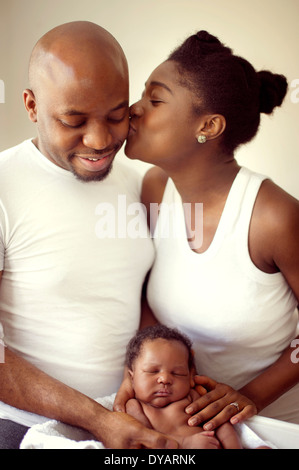 Jeune noir famille nigériane avec un bébé nouveau-né Banque D'Images