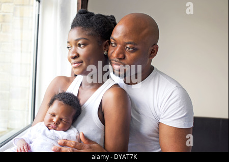 Jeune noir famille nigériane avec un bébé nouveau-né Banque D'Images