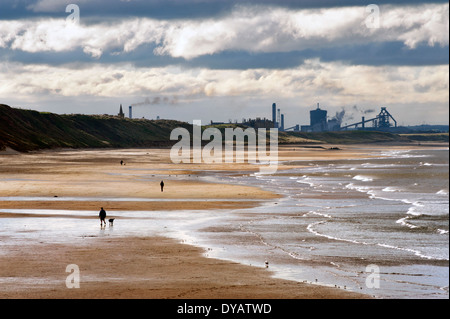 Soirée sur la plage, Sawai madhopur, Redcar and Cleveland, au Royaume-Uni. Hartlepool industrielle est vu dans l'arrière-plan. Banque D'Images