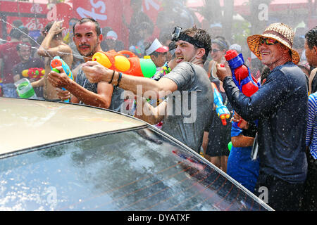 Chiang Mai, Thaïlande. 12 avril 2014. Songkran, le Nouvel An Thaï festival prend son envol avec une énorme lutte dans Chiang Mai, Thaïlande. Les touristes et habitants de la rejoint dans un combat qui a pris en charge l'ensemble de la ville et qui est susceptible de durer pendant quatre jours. Personne ne reste sec et les motocyclistes et les gens en Tuk Tuks sont les premières cibles comme ils passent en attendant le plaisir d'asile armés des derniers super-soaker les pistolets à eau ou juste des seaux d'eau. Crédit : Paul Brown/Alamy Live News Banque D'Images