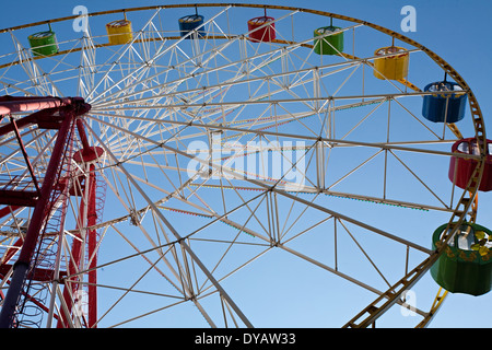 Grande roue multicolore plein écran sur fond de ciel bleu Banque D'Images