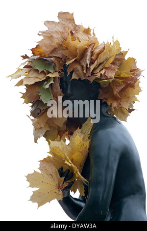 Statue femme noire avec l'automne feuilles d'érable sur la tête la couronne isolated on white Banque D'Images