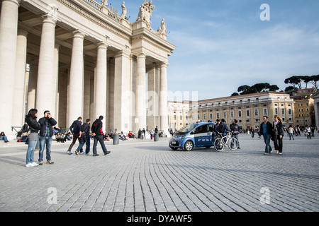 Cité du Vatican, État de la cité du Vatican-mars 15,2014:Les agents de police sur la Place Saint Pierre au Vatican dans une journée d'été Banque D'Images