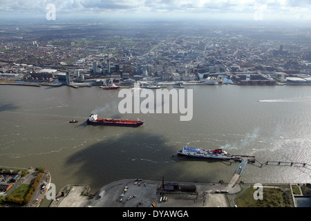 Vue aérienne de Liverpool et de la Mersey avec deux navires Banque D'Images