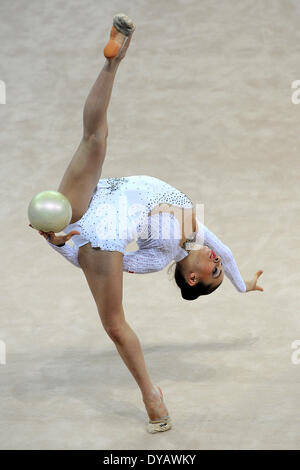 Pesaro, Italie. Apr 11, 2014. La Coupe du Monde de Gymnastique Rythmique FIG série. Spela Kratochwill de Slovénie en action. Credit : Action Plus Sport/Alamy Live News Banque D'Images