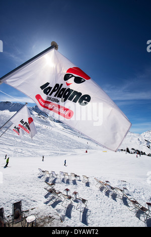 Drapeaux flottant en dehors de mountain ski resort restaurant Belle Plagne ci-dessus dans le domaine skiable de La Plagne, alpes Banque D'Images