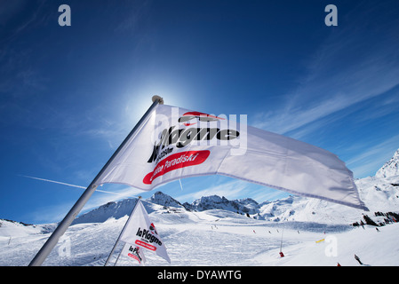 Drapeaux flottant en dehors de mountain ski resort restaurant Belle Plagne ci-dessus dans le domaine skiable de La Plagne, alpes Banque D'Images