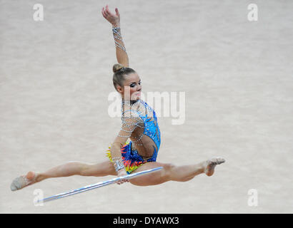 Pesaro, Italie. Apr 11, 2014. La Coupe du Monde de Gymnastique Rythmique FIG série. Laura Jung de l'Allemagne dans l'action. Credit : Action Plus Sport/Alamy Live News Banque D'Images