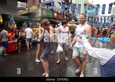 Bangkok, Thaïlande. 12 avril 2014. Les touristes étrangers prennent part à des batailles d'eau pour célébrer Songkran Festival pour le Nouvel An Thaï à Khao San Road. Songkran Festival se déroulera du 13 au 15 avril et est célébré avec les projections d'eau et mettre en poudre sur chaque d'autres visages, comme un signe symbolique de purification et de laver les péchés de la vieille année. Crédit : John Vincent/Alamy Live News Banque D'Images