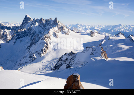 La vue des montagnes et de la neige à partir de l'Aiguille du Midi (3842 m) point d'observation au-dessus de Chamonix Mont-Blanc. Banque D'Images