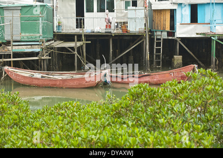 Vieux Bateaux de pêche en bois amarré à l'extérieur des maisons sur pilotis dans 'Tai O' Chinois traditionnel village de pêcheurs sur l'île de Lantau, à Hong Kong. Banque D'Images