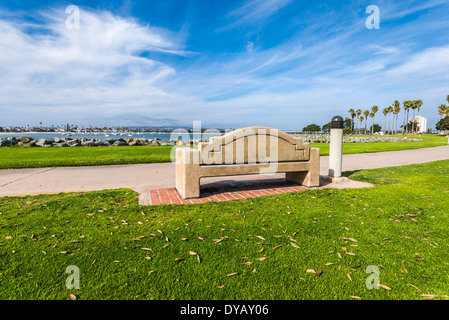 Banc public à Mission Bay Park. San Diego, Californie, États-Unis. Banque D'Images