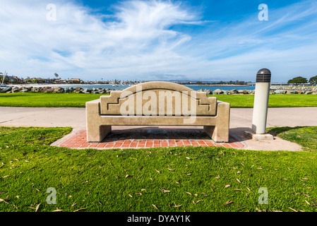 Banc public à Mission Bay Park. San Diego, Californie, États-Unis. Banque D'Images