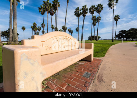 Banc public à Mission Bay Park. San Diego, Californie, États-Unis. Banque D'Images