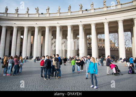 Cité du Vatican, État de la cité du Vatican-mars 15,2014:plus de gens et de pèlerins sur la Place Saint Pierre au Vatican dans une journée d'été admi Banque D'Images