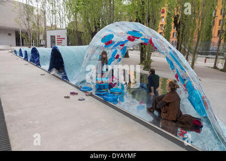 Rome, Italie. Apr 12, 2014. L'artiste italien Cristina Finucci, situé à 30 mètres (100 pieds) de longueur d'onde du recyclage PET flakes au musée MAXXI. Près de l'onde l'exposition avec te possibilité d'adopter symboliquement l'un des objets de plastique flottant dans la mer, ou demander la nationalité de l'état de déchets. Entre les océans et la Méditerranée, ont été formé cinq îles artificielles de déchets plastiques abandonnés par l'homme, couvrant une superficie totale de 16 millions de kilomètres carrés. Comme les États-Unis et le Brésil réunis. Crédit : Francesco Gustincich/Alamy Live News Banque D'Images